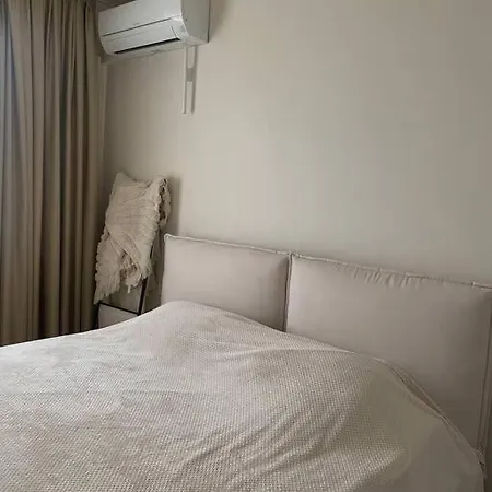 New Luxury Furnished - Beach, Center & Fast Wi-fi Lejlighed