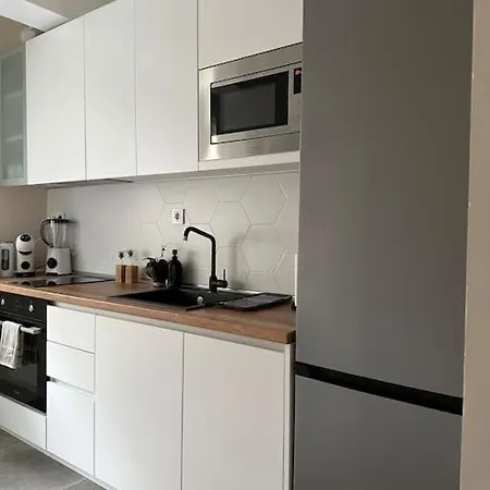 New Luxury Furnished - Beach, Center & Fast Wi-fi